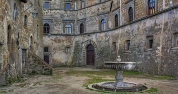 | 8 OTTOBRE 2023 | MONTECALVELLO – Visita guidata del Castello: dai Monaldeschi a Balthus, in compagnia del proprietario Stash Klossowki de Rola